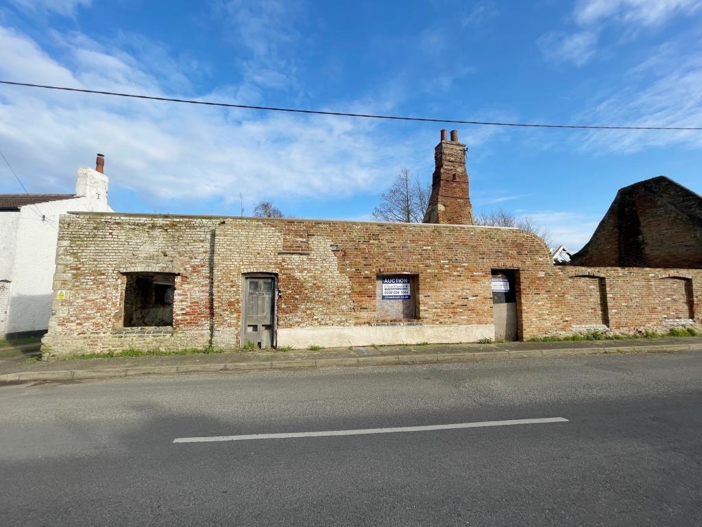 Lot: 101 - COTTAGE RENOVATION PROJECT WITH PLANNING IN VILLAGE LOCATION - Front on view of the cottage renovation project